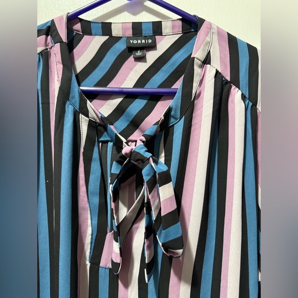 Torrid Women's Georgette Stripe Bow Tie Front Lightweight Blouse Top Sz 2 - Picture 3 of 5